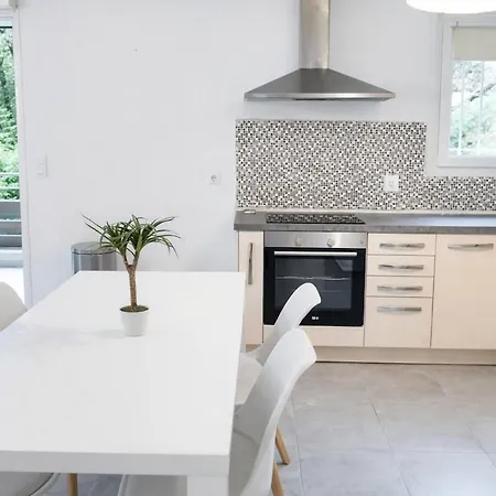 Grand F2 Avec Terrasse Spacieuse, Centre